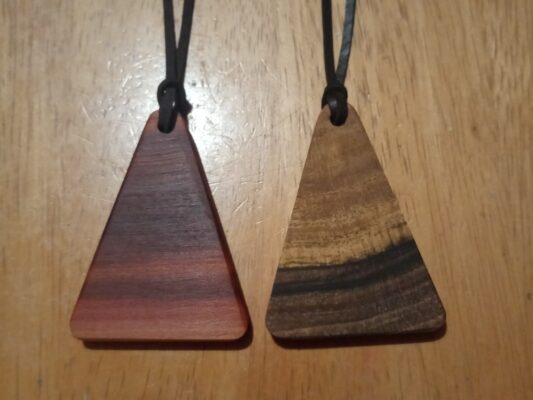 Přívěsek z třešňového dřeva